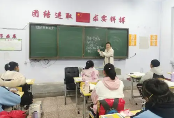 打破传统课堂让老师从讲