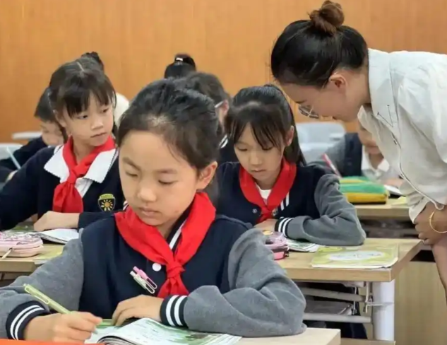 以教育教育思维研讨中心