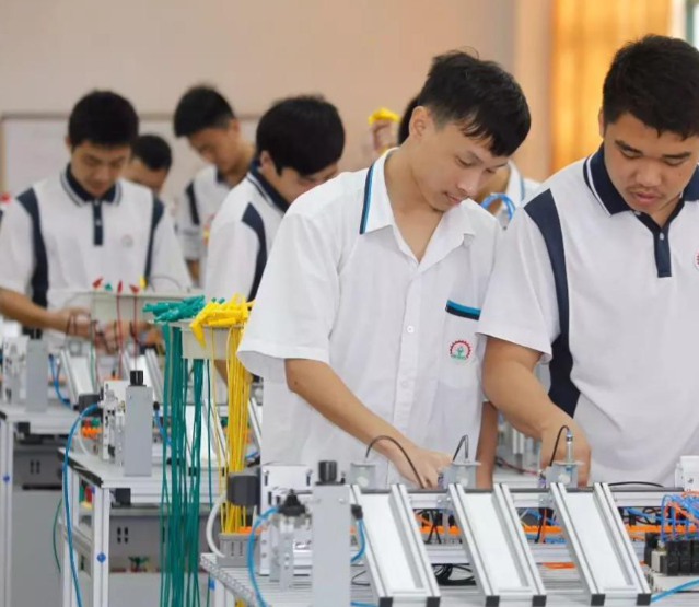 课程教育中设置企业实践