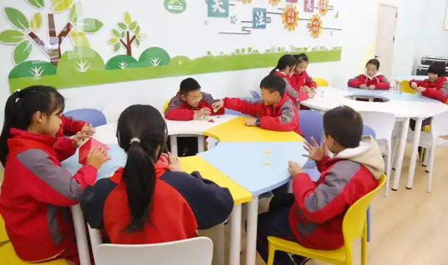 同学们正一起拼搭心情积