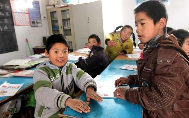 到校与留守儿童交流校园教师接力关怀用爱心填补空缺