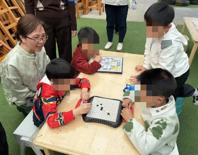 蓝丝带一片紫藤花一次温