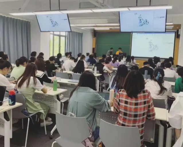 校园全面开放中心讲堂每