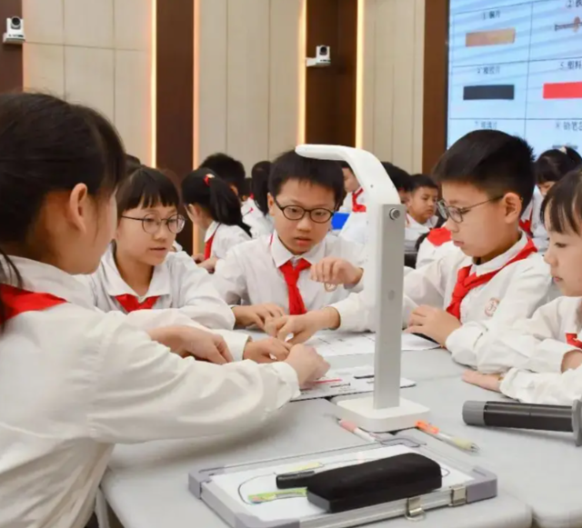 多方协作为学生供给丰富