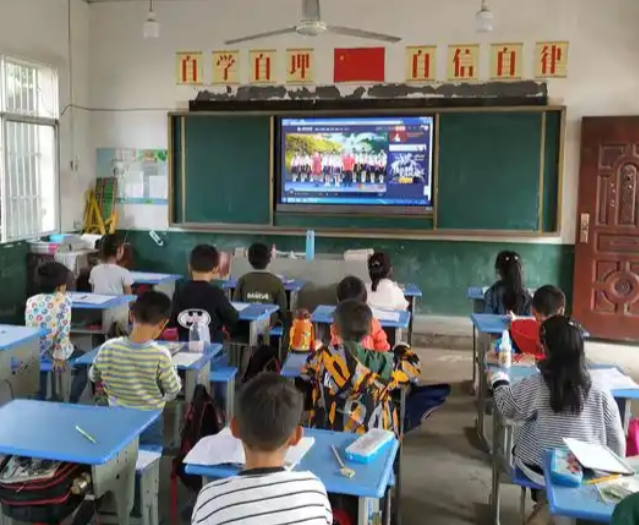 这组多轮对话发生在一所