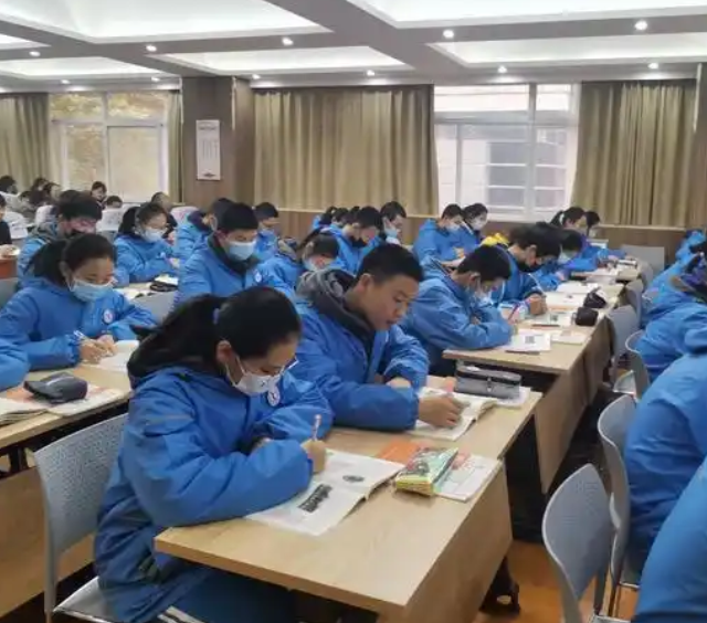 贯穿选用中职三年学习衔