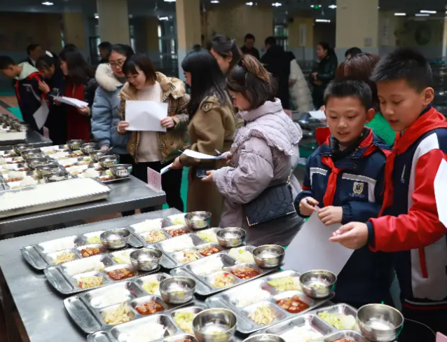 食堂自营变革落地学校之