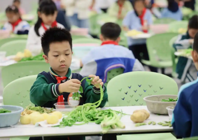 学校让“劳作最荣耀”的
